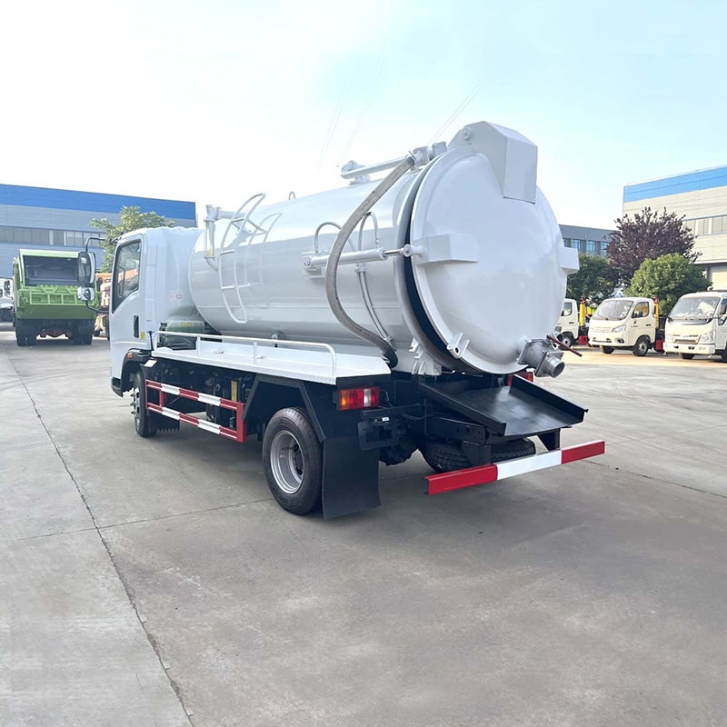 Camion d'aspiration des eaux usées à aspiration par aspiration de drainage cubique SINOTRUK HOWO 6