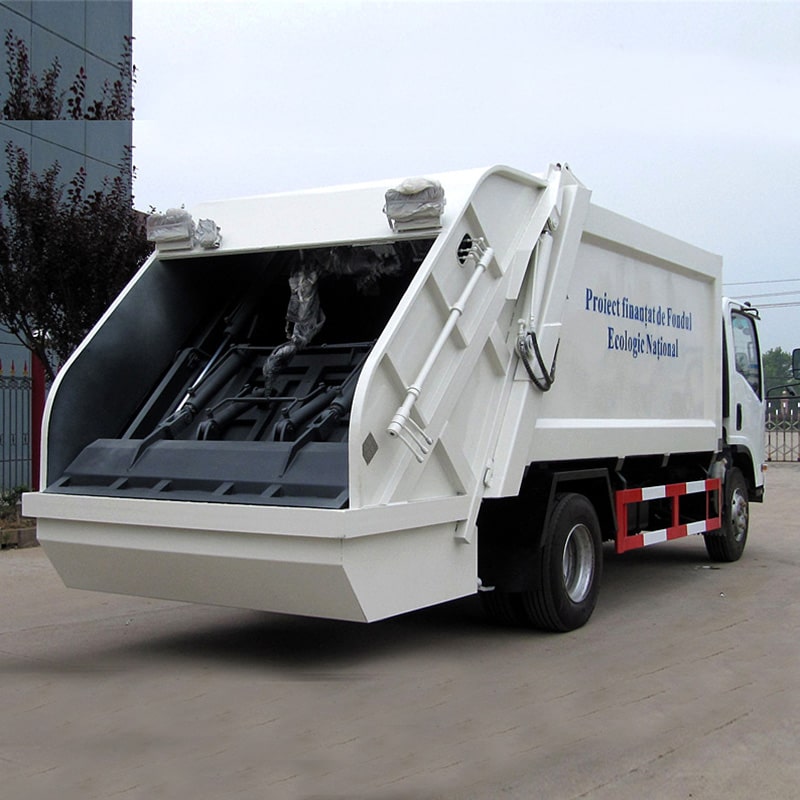 شاحنة التخلص من النفايات ذات التحميل الخلفي من طراز ISUZU ELF 8CBM 4x2