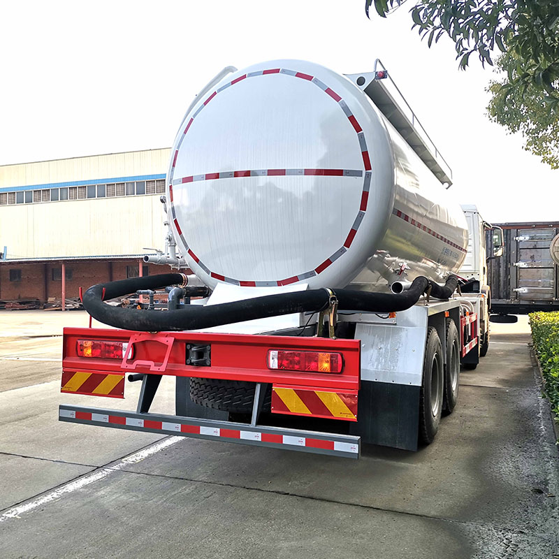 HOWO 8*4 33cbm dry powder cement transport truck