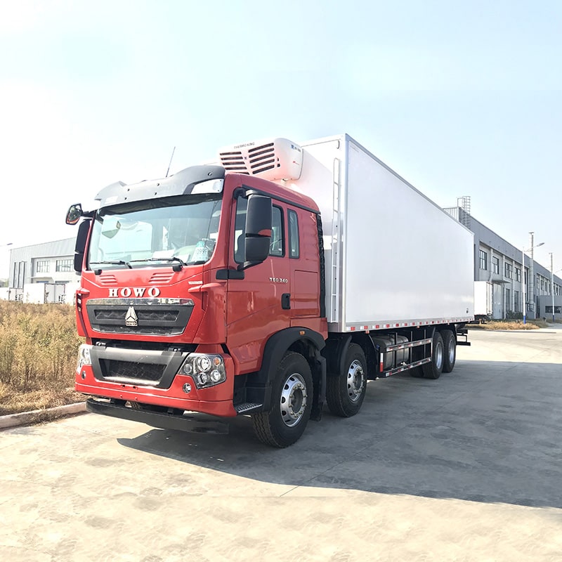 شاحنات التبريد SINOTRUK HOWO 8*4 ذات سعة كبيرة 56 متر مكعب