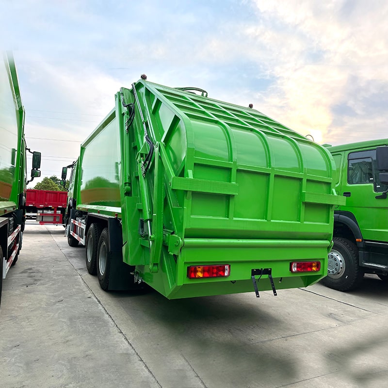 Camion poubelle compacteur SINOTRUCK HOWO 18 CBM 6 x 4 à vendre
