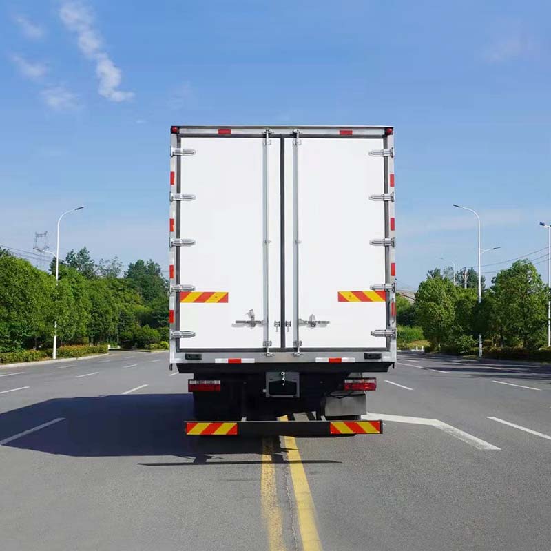 شاحنة تبريد خفيفة الوزن من JAC سعة 10 أطنان