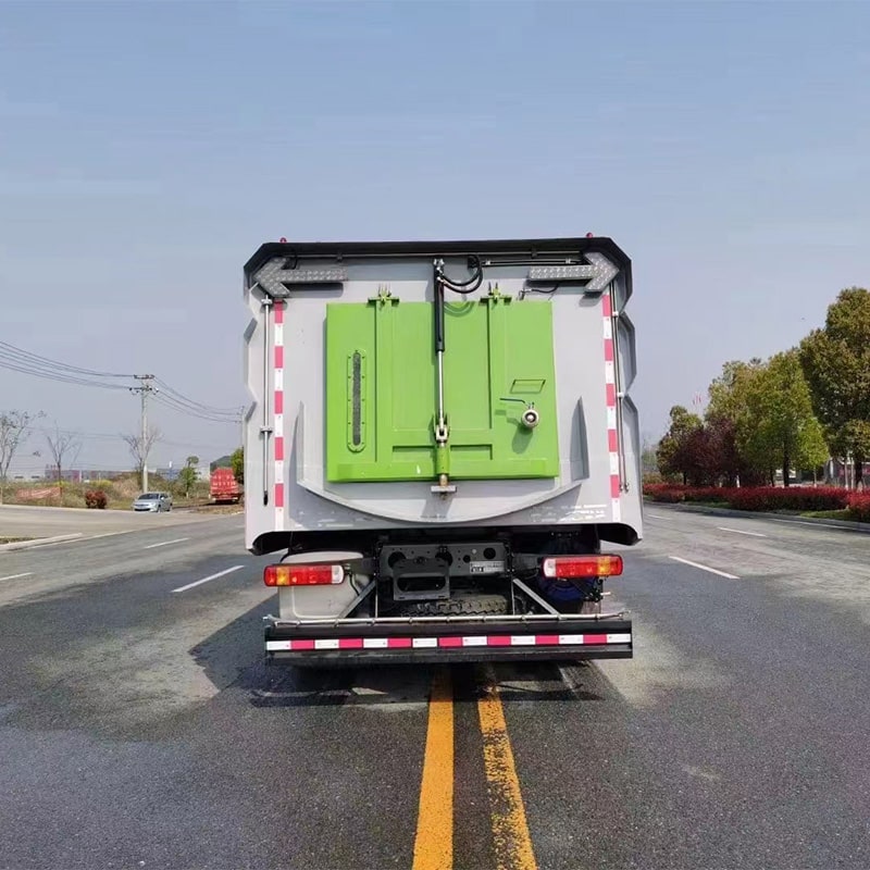 SINOTRUK 4*2 road sweeper truck vacuum suction function