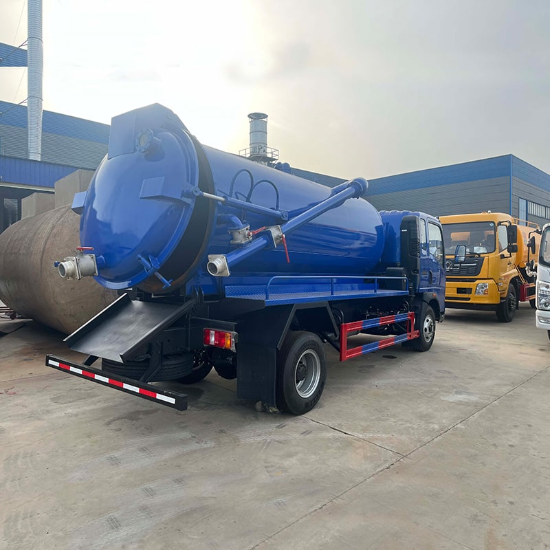 SINOTRUK 4*2 5 cubic vaccum fecal sewage suction truck
