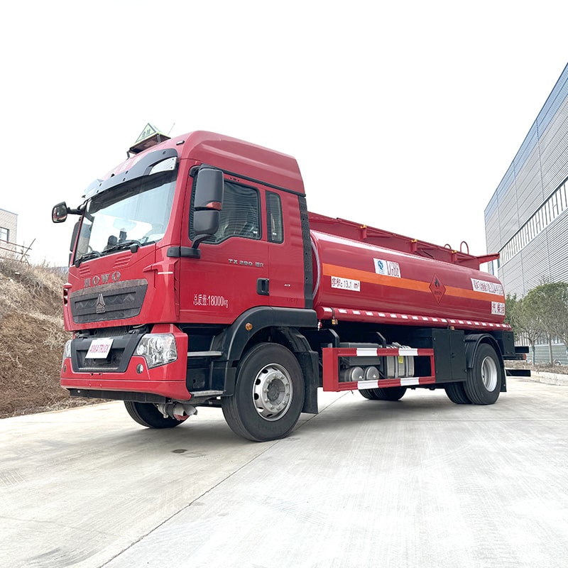 HOWO 4*2 дизельный топливозаправщик с железным маслом на продажу