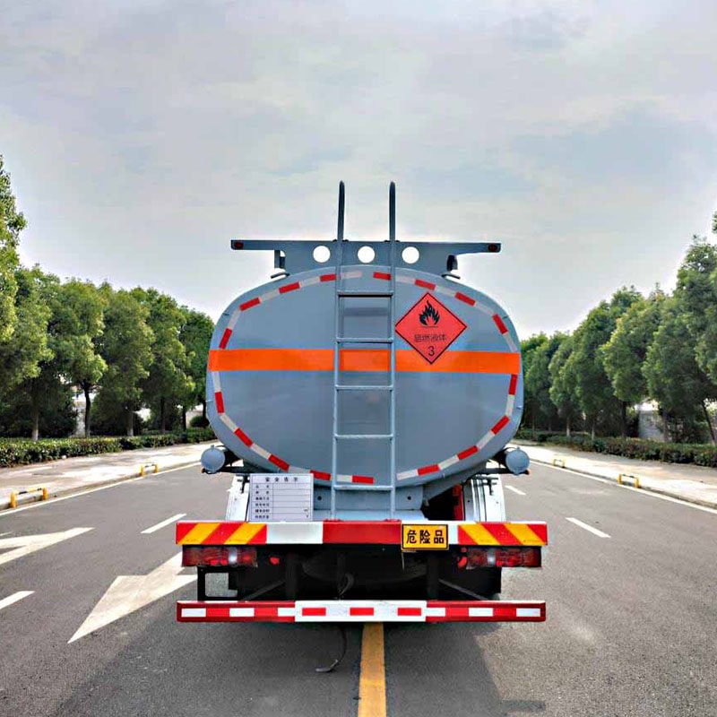 Camion de transport de liquide inflammable au kérosène SINOTRUK 8*4 24m3