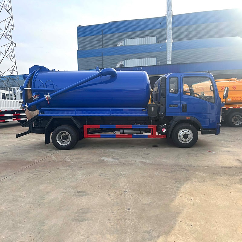 SINOTRUK 4*2 5 cubic vaccum fecal sewage suction truck