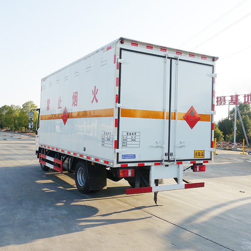 SINOTRUK 4*2 flammable liquid explosion-proof truck