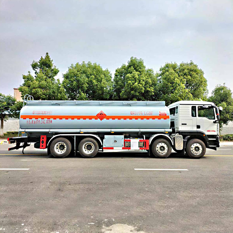 Camion de transport de liquide inflammable au kérosène SINOTRUK 8*4 24m3