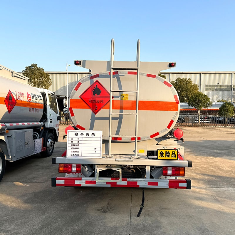 Camion-citerne à carburant diesel HOWO 4*2 de 5 tonnes