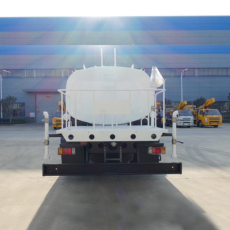 Camion-citerne à eau Isuzu 4*2 à pulvérisation d'eau