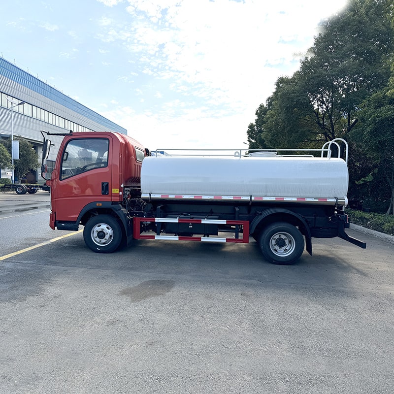 Howo Mini Oil Fuel Tanker Truck 5000L Gasoline Petrol Diesel