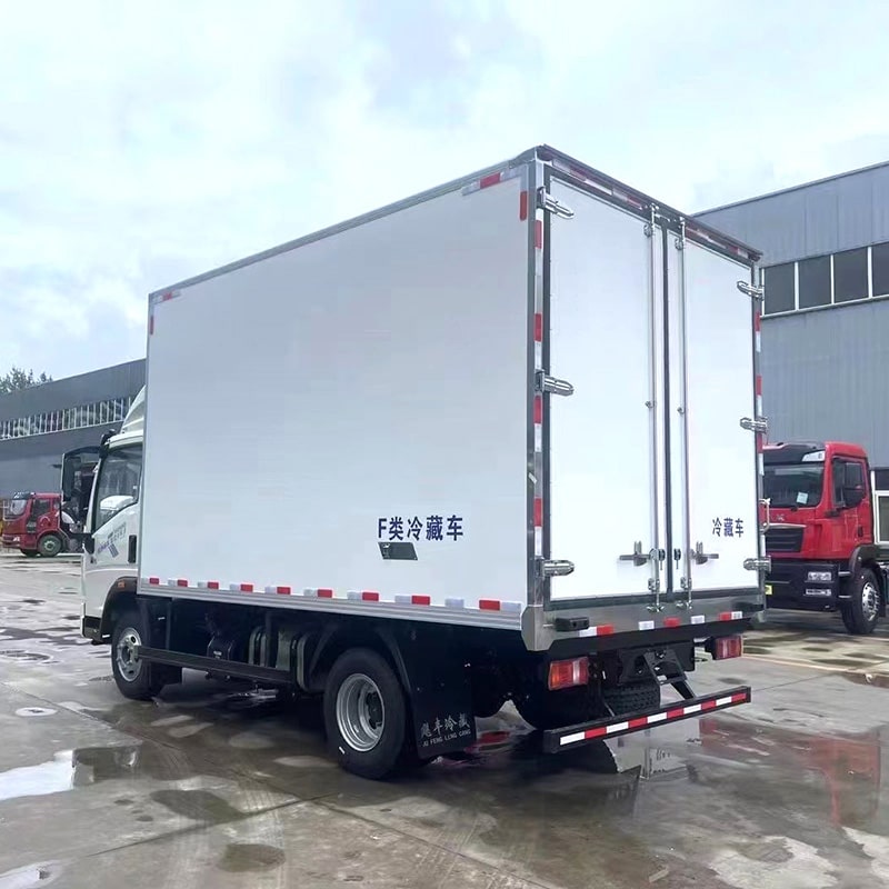 شاحنة تبريد SINOTRUK HOWO 4*2 سعة 23 مترًا مكعبًا مع قيادة من جهة اليمين