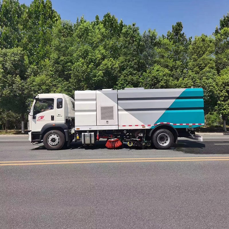 Camion balayeuse haute pression SINOTRUK 4*2 d'occasion ou neuf