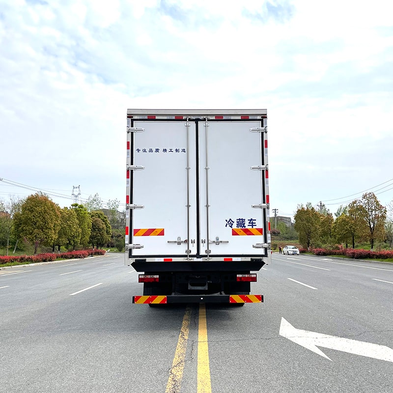 شاحنة تبريد اللحوم والخضروات المجمدة JAC 4*2 بطول 7.8 متر