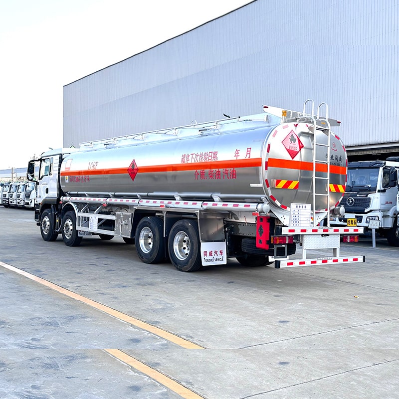 Camion de livraison de transport de carburant diesel HOWO 8*4 20cbm