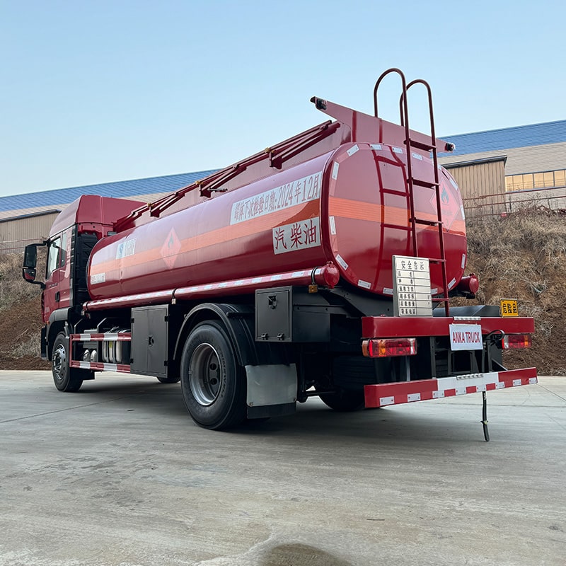 HOWO 4*2 дизельный топливозаправщик с железным маслом на продажу