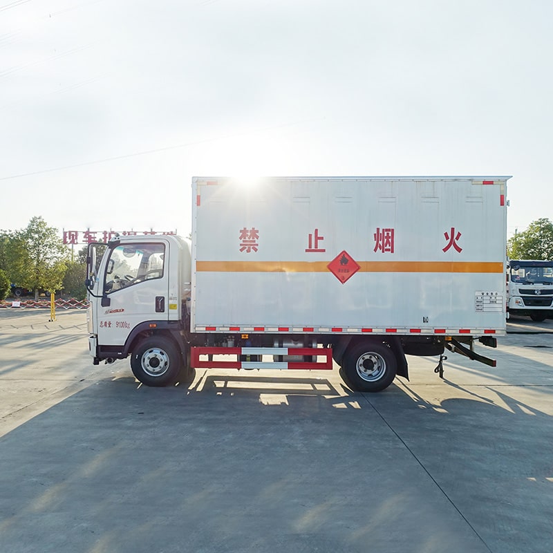 SINOTRUK 4*2 flammable liquid explosion-proof truck