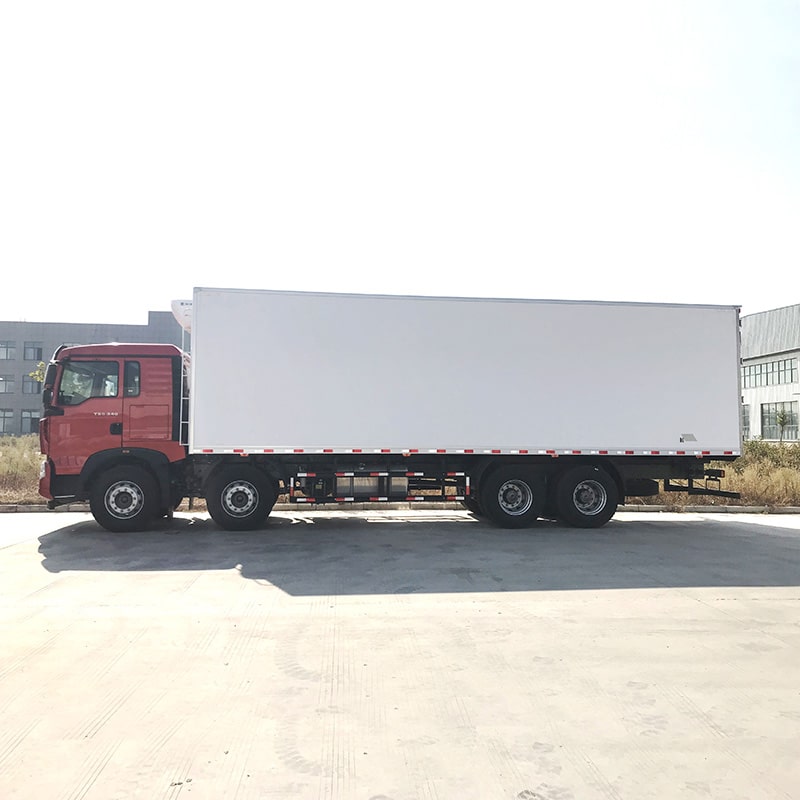 شاحنات التبريد SINOTRUK HOWO 8*4 ذات سعة كبيرة 56 متر مكعب